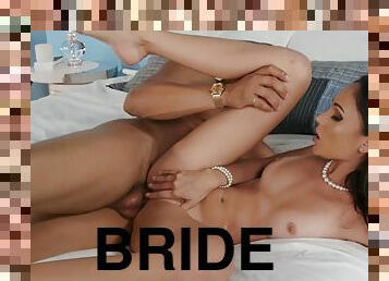The groom cheats on his bride with her bridesmaid on the wedding day.