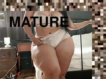 KS shows off her huge butt