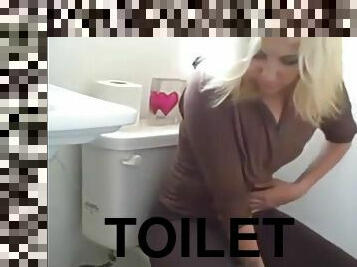 Blonde toilet farts