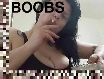 tetas-grandes, amateur, tetas, fetichista, a-solas, fumando, morena, tatuaje