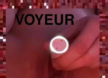 J’entends mes voisins baiser et je me touche sur eux (partie 1)