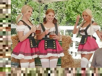 hembiträde, utomhus, party, publik, milf, arabisk, tysk, blond, underkläder, rumpa-butt