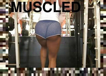 Muscle latina becca diamond working out in the gym