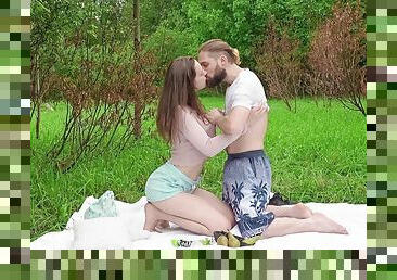 Bloke fucks sexy girlfriend in outdoor nature romance