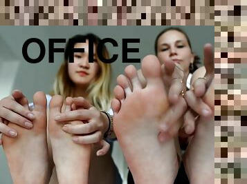 ofis, amatör, lezzo, ayaklar, sarışın, fetiş, esmer-kadın, muziplik, ayak-parmakları