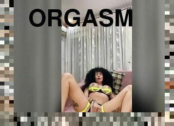 Masturbating on a boring Sunday afternoon - visible orgasm Diana Isabel