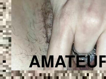 FuckMe! Pink Pussy - jovencita 18 años se desnuda coño peludo y apretado” gime metiendose los dedos”