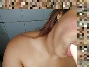 Juguetona culo grande latina saborea su dildo, para darse un baño y penetrarse en la ducha