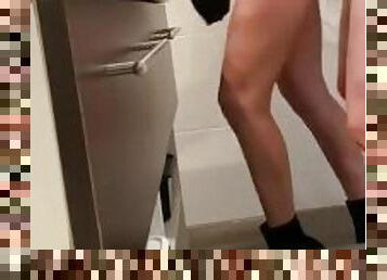 Milf prise par devant et derrière dans la salle de bain à un orgasme