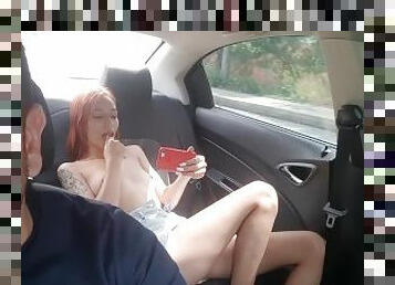 Uber driver surprises Chica masturbating in her car.