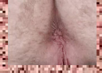 Un perver colle un vibro sur le dicklit d'un jeune ftm jusqu'a ce qu'il jouisse. Orgasme palpitant