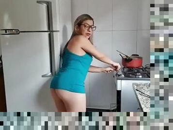 LOIRA GOSTOSA NA COZINHA