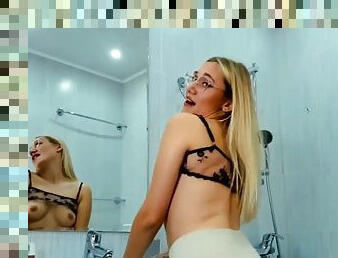 CUMS - Sexy amateur girl has a good webcam show