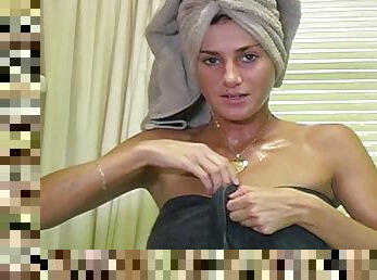 Tanned chick Anna is taking a hot shower