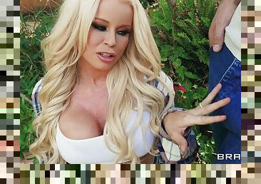 Glamour MILF Nikki Delano heart-stopping sex scene