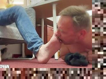 Master Respawn - socks and feet worshiped by faggot (close up)