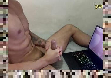 Otaku assistindo hentai depois dos estudos, gemendo muito e gozando batendo com duas maos