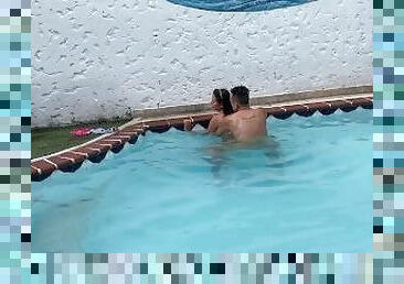 LA VECINA DEJA A SU MARIDO EN CASA PARA FOLLARSE AL PRIMERO QUE ENCUENTRE EN LA PISCINA