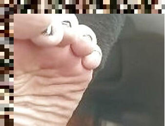 Feet peek- bored mom in car rider line