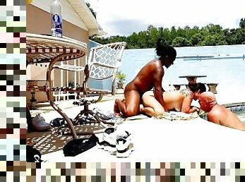 asiatiche, tettone, masturbarsi, mammine-mature, pornostar, spruzzi-di-sperma, videocamera, spiaggia, voyeur, piscina