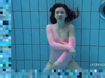 Roxalana Cheh, petite but strong, master of swimming