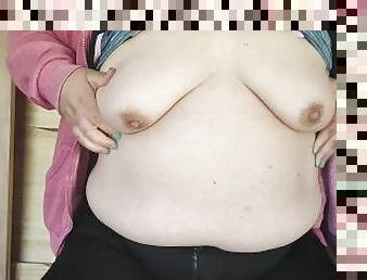 Gorda mamá tocándose la estomago