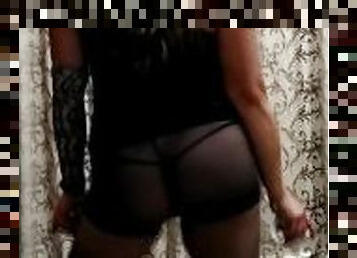 Milf trying to make VR sexy with back view