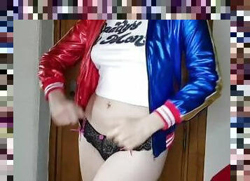 viens baver devant le cul sexy d'harley queen, une vraie cochonne