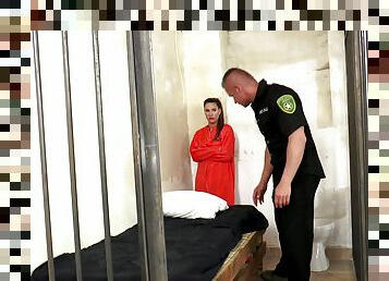 Cop fucks nude inmate in her cell and soaks her in jizz