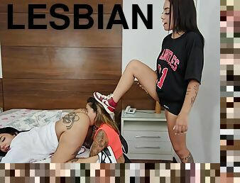לסבית-lesbian, נוער, שלישיה, כפות-הרגליים, נשיקות, פטיש, שחרחורת, קעקוע